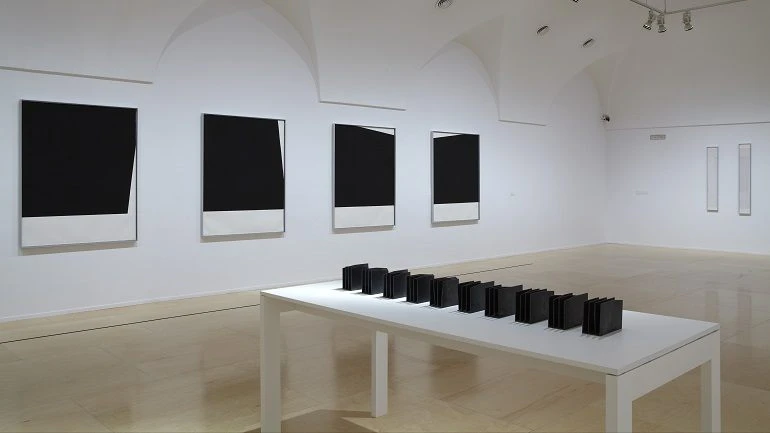 Vista de sala de la exposición. Elena Asins. Fragmentos de la memoria, 2011