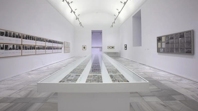Vista de sala de la exposición. ATLAS ¿Cómo llevar el mundo a cuestas?, 2010