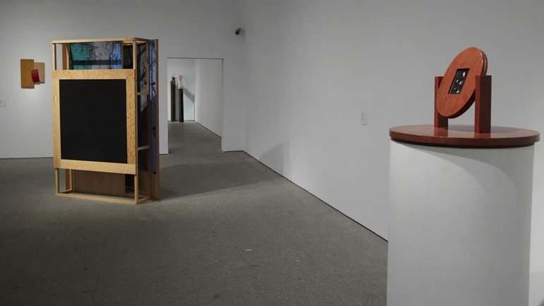 Vista de sala de la exposición. Mínima resistencia. Entre el tardomodernismo y la globalización: prácticas artísticas durante las décadas de los 80 y 90, 2013