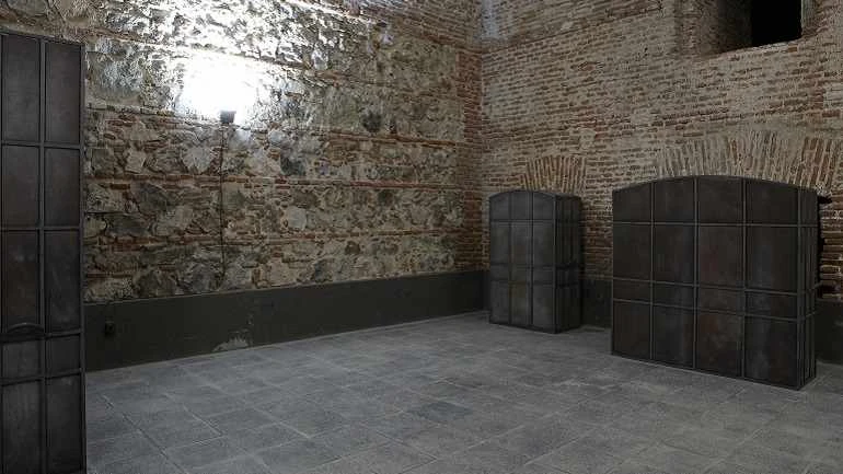 Vista de sala de la exposición. Miroslaw Balka. ctrl, 2010