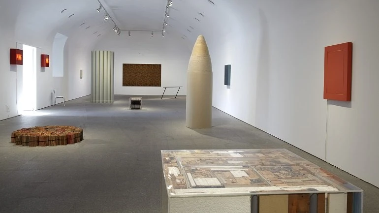 Vista de sala de la exposición. alighiero boetti. Estrategia de juego , 2011