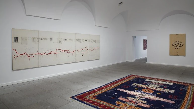 Vista de sala de la exposición. alighiero boetti. Estrategia de juego , 2011