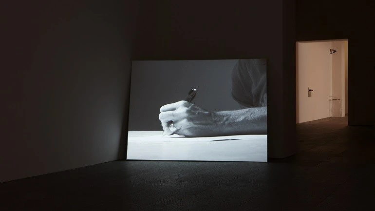 Vista de sala de la exposición. Matthew Buckingham. Representantes del tiempo, 2009