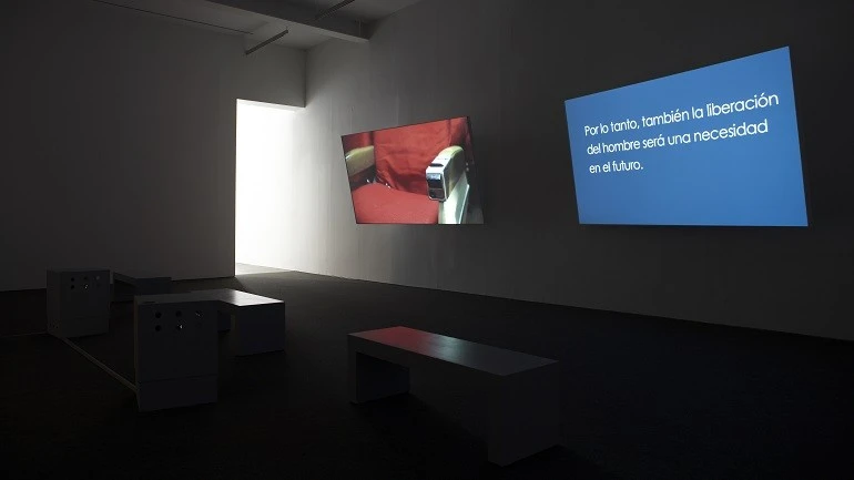Vista de sala de la exposición. Matthew Buckingham. Representantes del tiempo, 2009
