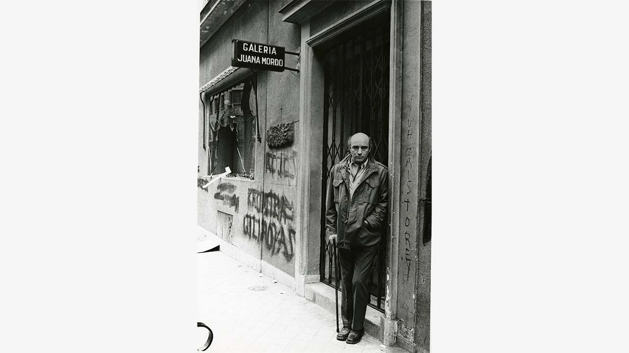 Antonio Saura outside Galería Juana Mordó after an attack by the far-right group Guerrilleros de Cristo Rey, Madrid, 1972. © Photograph: Carlos Saura, VEGAP, 2022