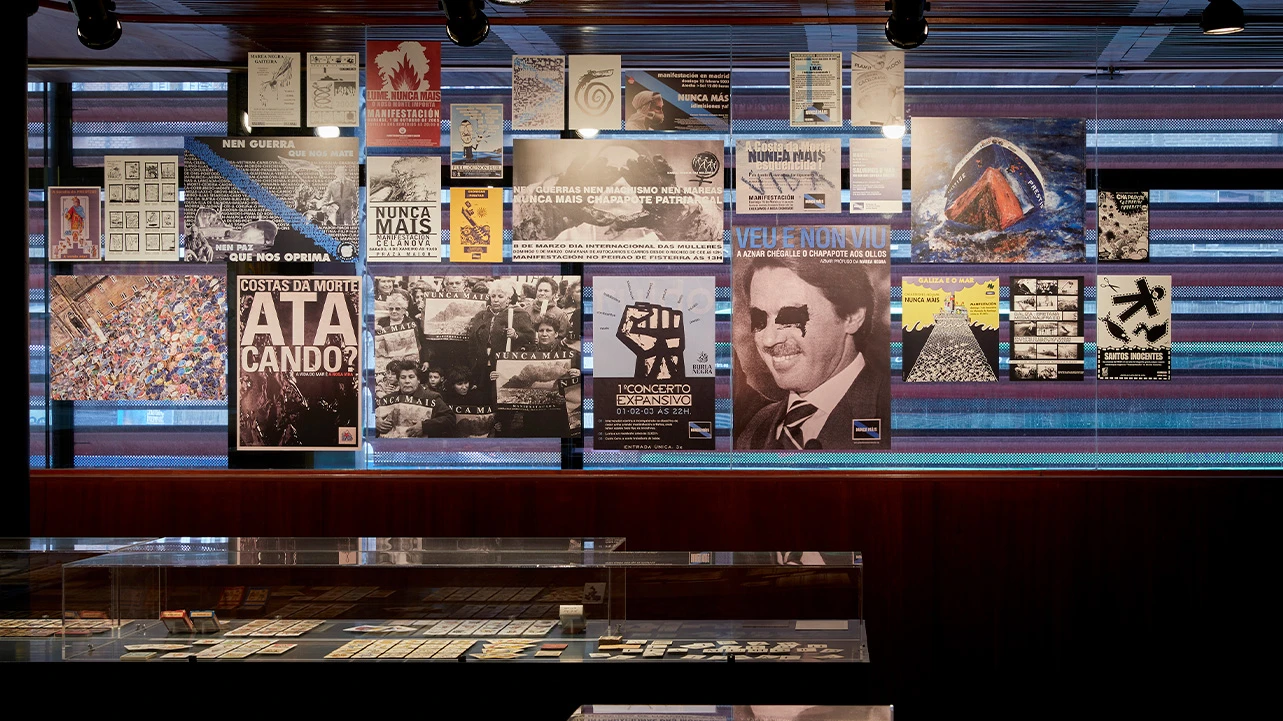 Vista de la muestra documental Las cartas sobre la mesa. La memoria del Nunca Máis y las barajas políticas, 2022