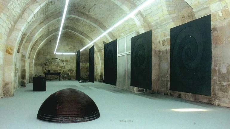 Vista de sala de la exposición. Martín Chirino. Memoria, 2003