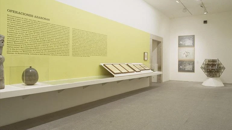 Vista de sala de la exposición. Black Mountain College. Una aventura americana, 2002