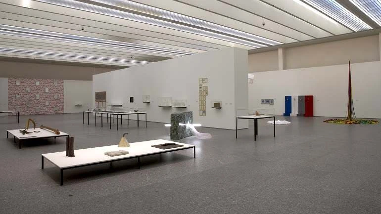 Vista de sala de la exposición. El arte sucede. Origen de las prácticas conceptuales en España (1965-1980), 2005