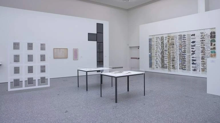 Vista de sala de la exposición. El arte sucede. Origen de las prácticas conceptuales en España (1965-1980), 2005