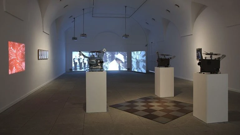 Vista de sala de la exposición. Una conferencia comisariada. Sobre el futuro de la fuerza colectiva dentro del archivo, 2010