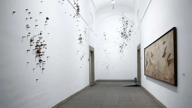 Vista de sala de la exposición. José Damasceno. Coordenadas y apariciones, 2008