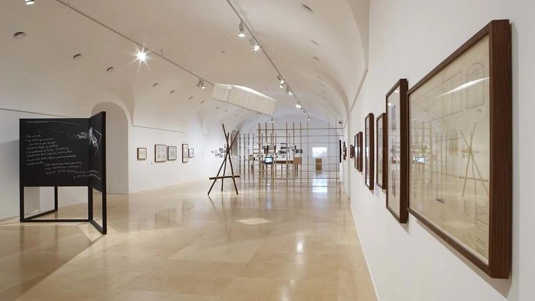 Vista de sala de la exposición. Desvíos de la deriva. Experiencias, travesías y morfologías, 2010