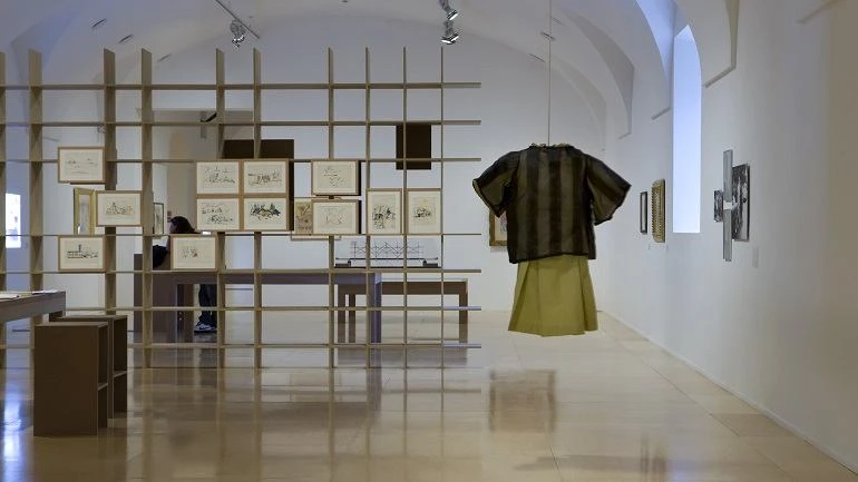 Vista de sala de la exposición. Desvíos de la deriva. Experiencias, travesías y morfologías, 2010