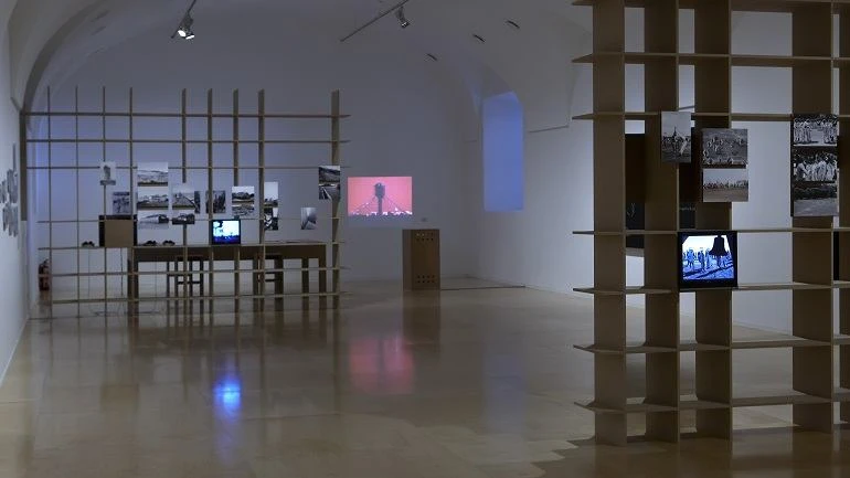 Vista de sala de la exposición. Desvíos de la deriva. Experiencias, travesías y morfologías, 2010