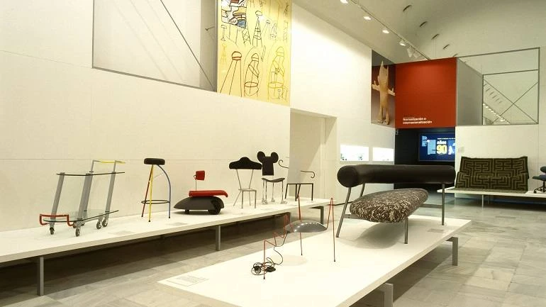 Vista de sala de la exposición. Diseño industrial en España, 1998