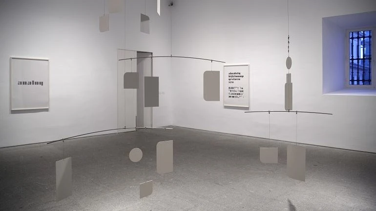 Vista de sala de la exposición. Dorit Margreiter. Descripción, 2011