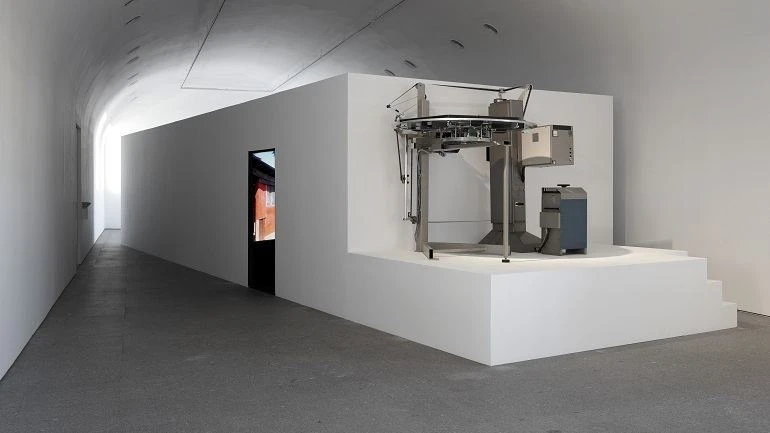 Vista de sala de la exposición. Dorit Margreiter. Descripción, 2011