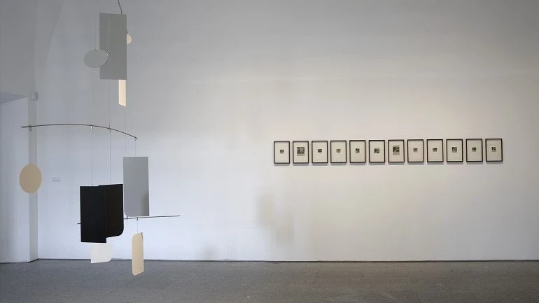 Vista de sala de la exposición. Dorit Margreiter. Descripción, 2011