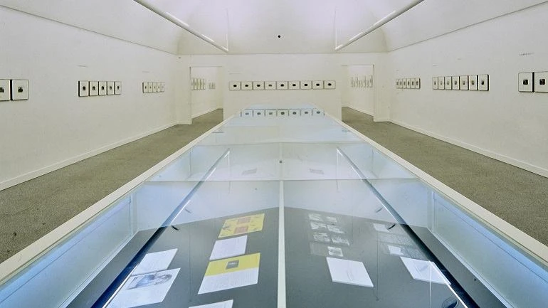 Vista de sala de la exposición. Duane Michals, 1998