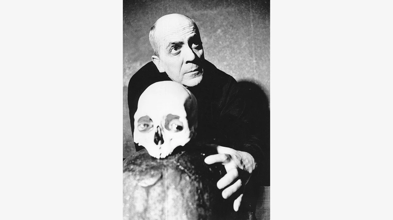 Retrato del artista junto a una calavera, ca. 1962. Archivo José García Tella. Biblioteca y Centro de Documentación del Museo Reina Sofía