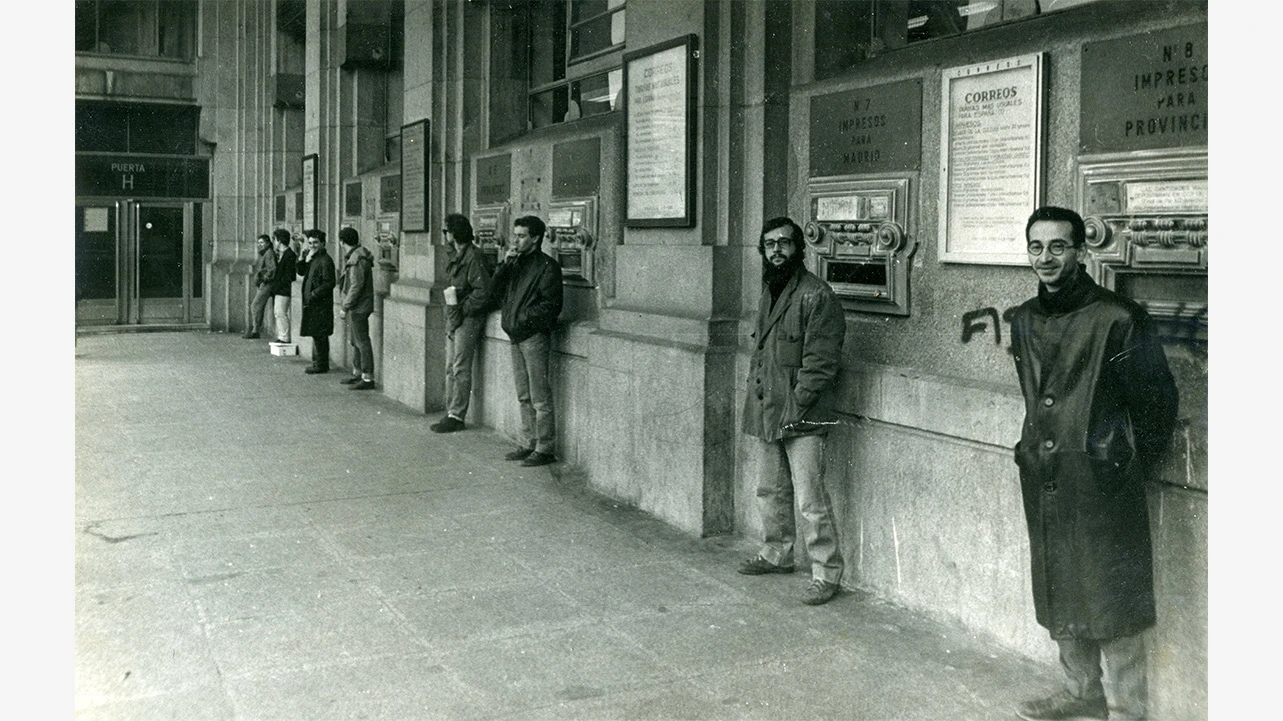 Miembros de GENE y colaboradores durante la acción Gameto a favor del paro, 31 de enero de 1987, Madrid. Cortesía: GENE