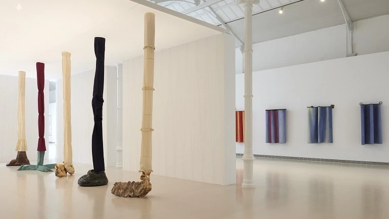 Vista de sala de la exposición Luciano Fabro, 2014
