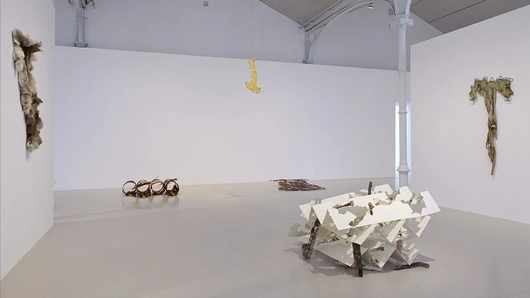 Vista de sala de la exposición Luciano Fabro, 2014
