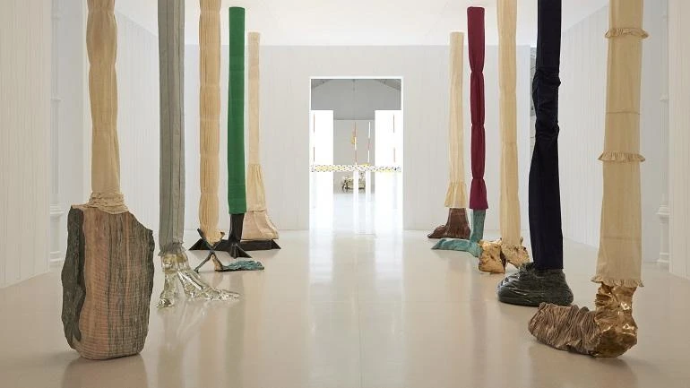 Vista de sala de la exposición Luciano Fabro, 2014