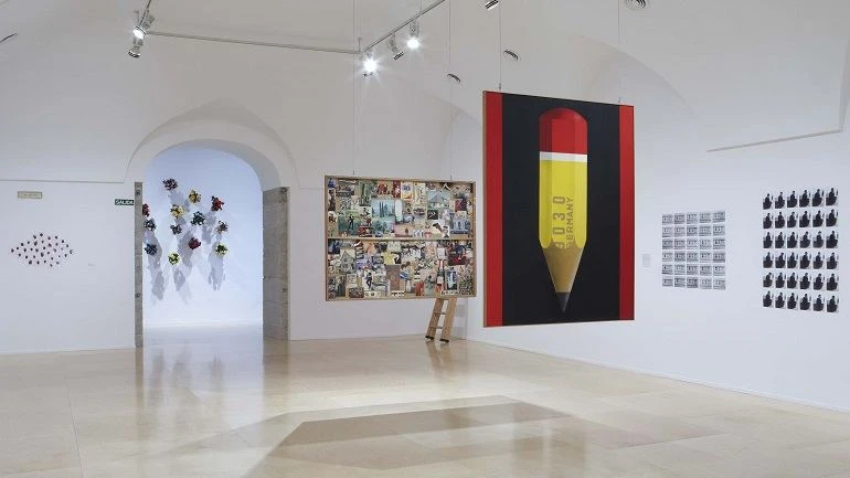 Vista de sala de la exposición. Hans-Peter Feldmann. “Una exposición de Arte”, 2010