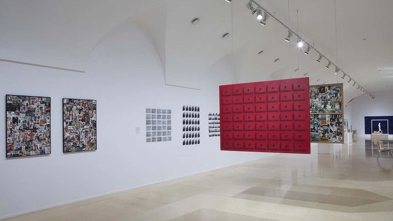 Vista de sala de la exposición. Hans-Peter Feldmann. “Una exposición de Arte”, 2010