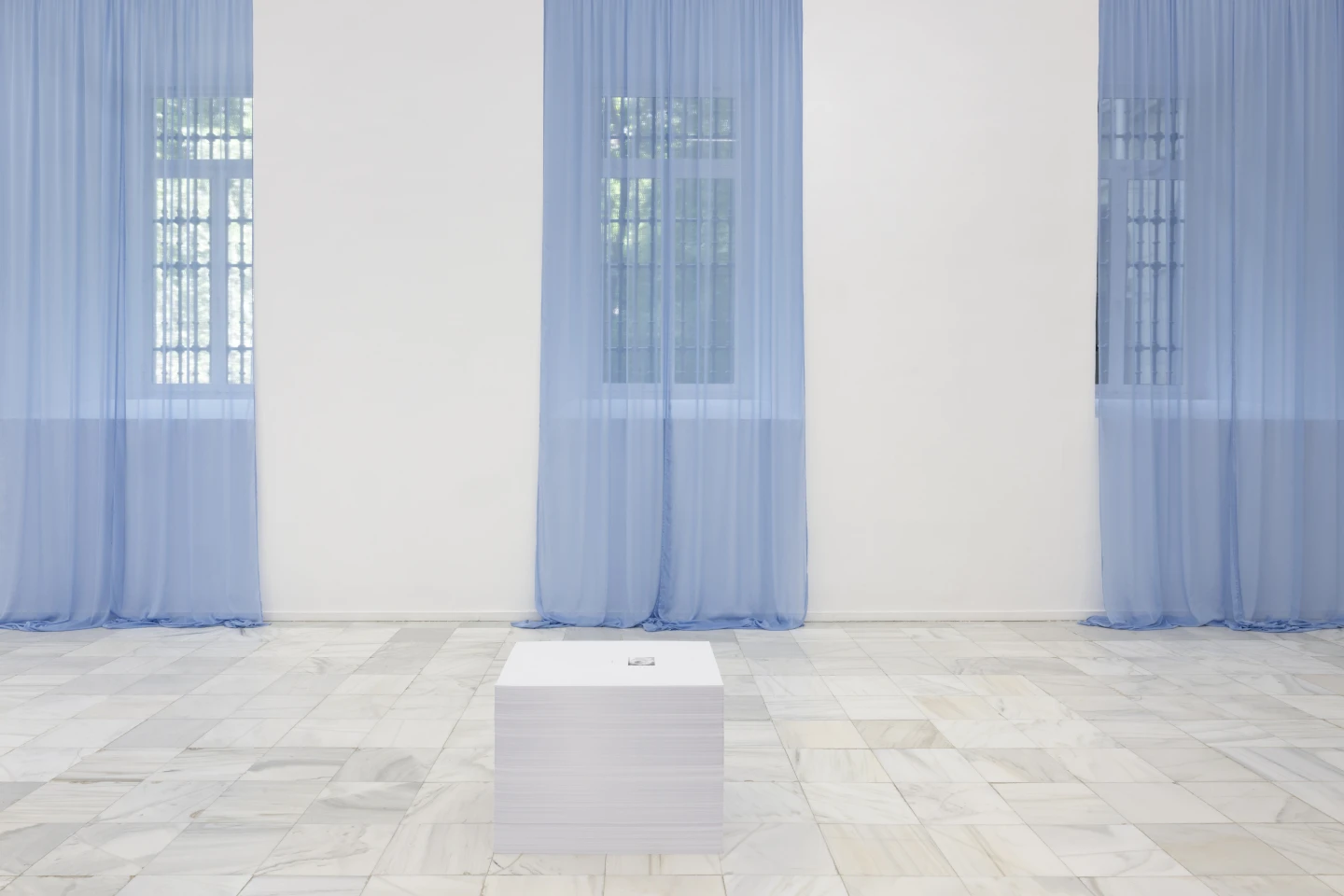 Vista de la exposición Felix Gonzalez-Torres. Dulce venganza, 2026. Museo Reina Sofía
