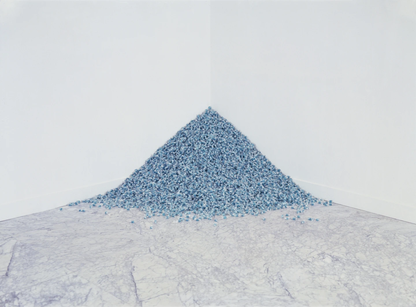 Felix Gonzalez-Torres. “Untitled” (Revenge), 1991. Caramelos azules en envoltorios transparente, suministro interminable. 