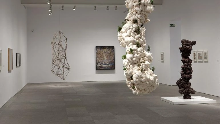 Vista de sala de la exposición. León Ferrari y Mira Schendel: El alfabeto enfurecido, 2009