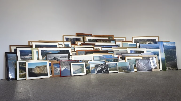 Vista de sala de la exposición. Ficciones y territorios. Arte para pensar la nueva razón del mundo, 2016