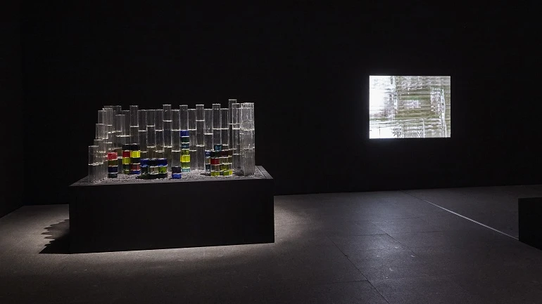 Vista de sala de la exposición. Ficciones y territorios. Arte para pensar la nueva razón del mundo, 2016