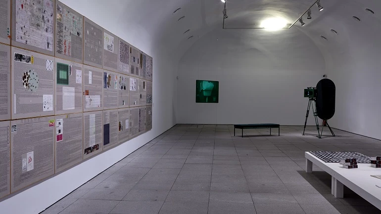Vista de sala de la exposición. Ficciones y territorios. Arte para pensar la nueva razón del mundo, 2016