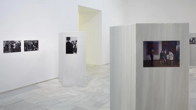 Vista de sala de la exposición. Andreas Fogarasi. La ciudad de color/Vasarely Go Home, 2011