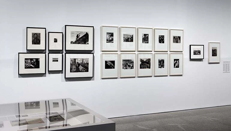 Vista de sala de la exposición. Una luz dura, sin compasión. El movimiento de la fotografía obrera, 1926-1939, 2011