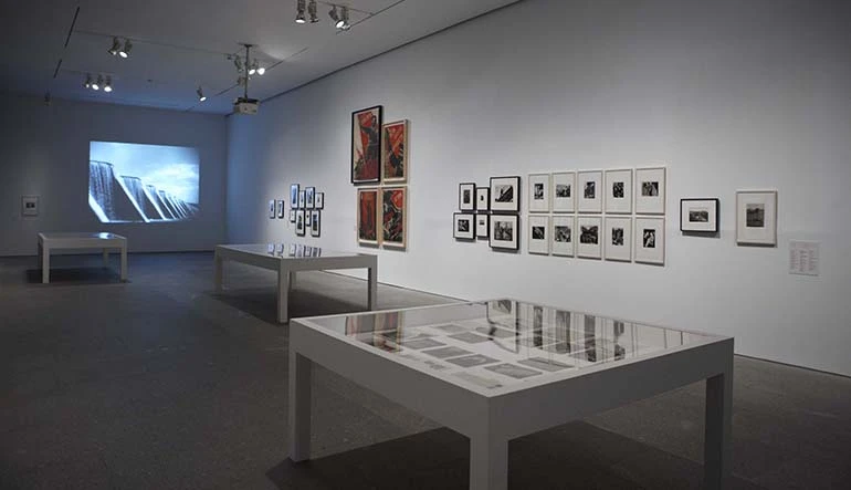 Vista de sala de la exposición. Una luz dura, sin compasión. El movimiento de la fotografía obrera, 1926-1939, 2011