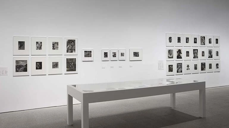 Vista de sala de la exposición. Una luz dura, sin compasión. El movimiento de la fotografía obrera, 1926-1939, 2011