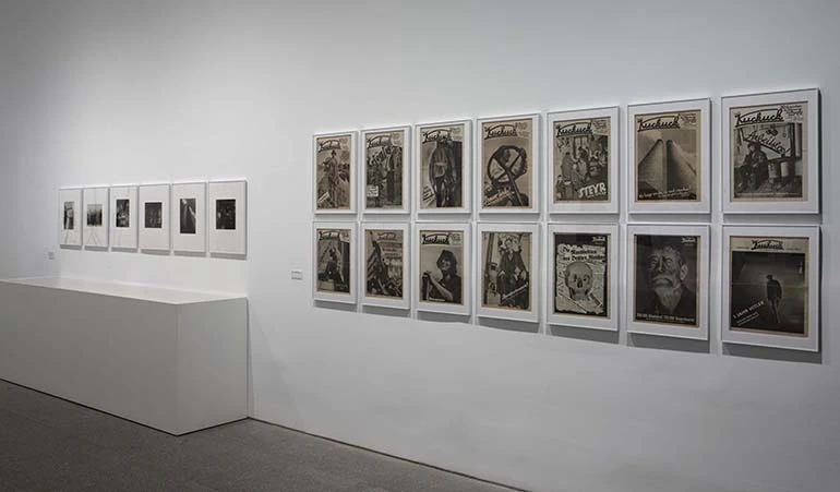 Vista de sala de la exposición. Una luz dura, sin compasión. El movimiento de la fotografía obrera, 1926-1939, 2011