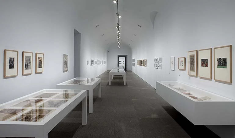 Vista de sala de la exposición. Una luz dura, sin compasión. El movimiento de la fotografía obrera, 1926-1939, 2011