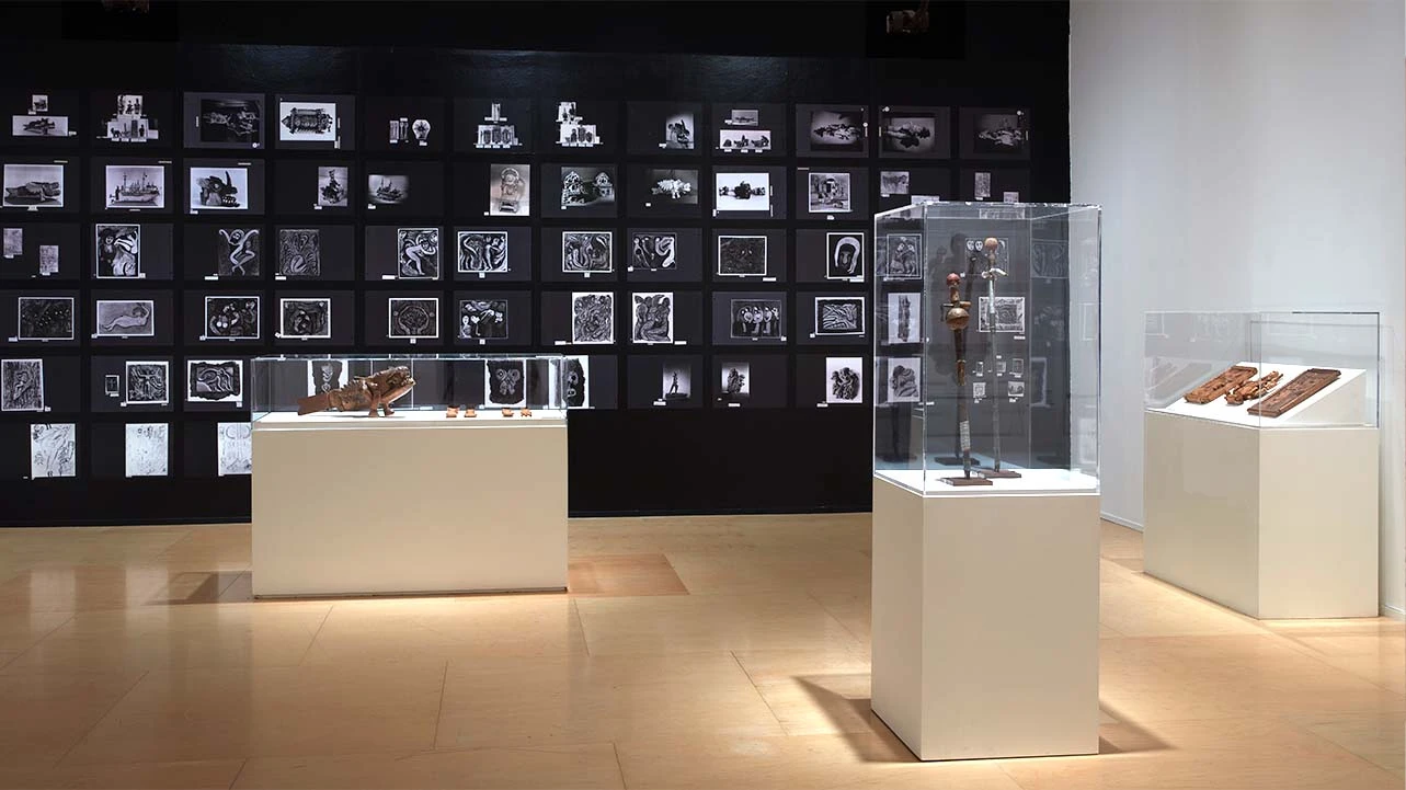 Vista de la exposición Francesc Tosquelles. Como una máquina de coser en un campo de trigo, 2022