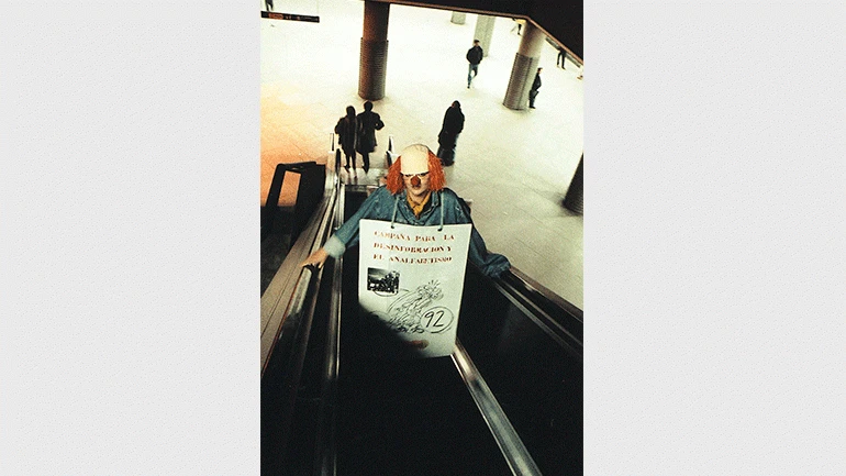 Patricia Gadea durante la performance Campaña para la desinformación y el analfabetismo, Madrid, 1991. Cortesía de Juan Ugalde