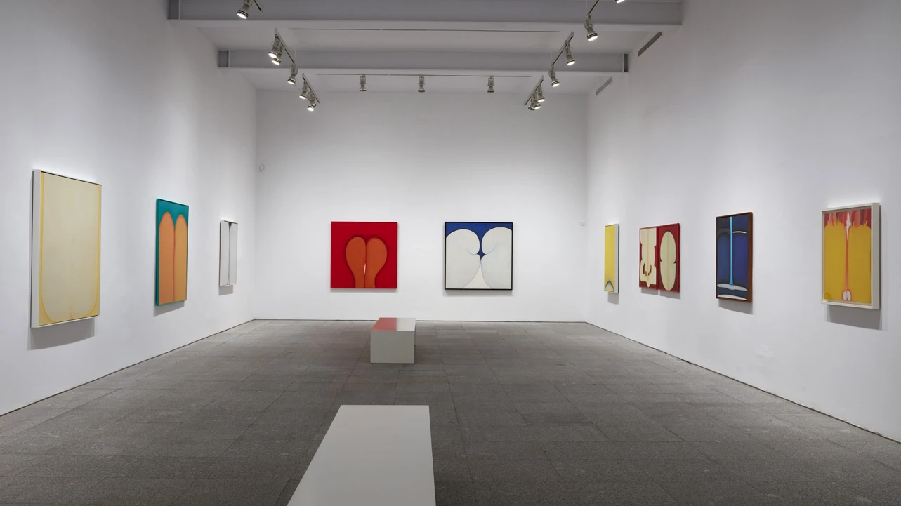 Vista de la exposición <em>Huguette Caland. Una vida en pocas líneas</em>, 2025