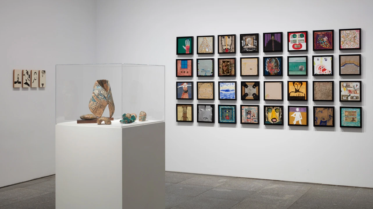 Vista de la exposición <em>Huguette Caland. Una vida en pocas líneas</em>, 2025