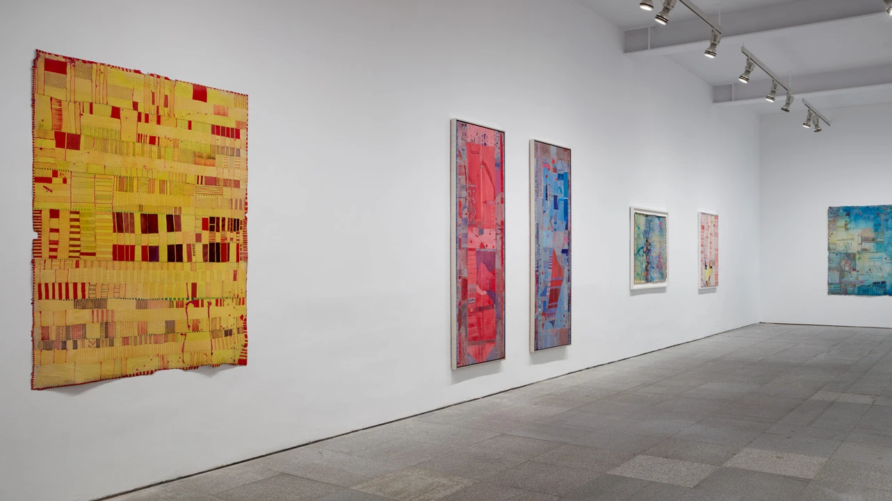 Vista de la exposición <em>Huguette Caland. Una vida en pocas líneas</em>, 2025