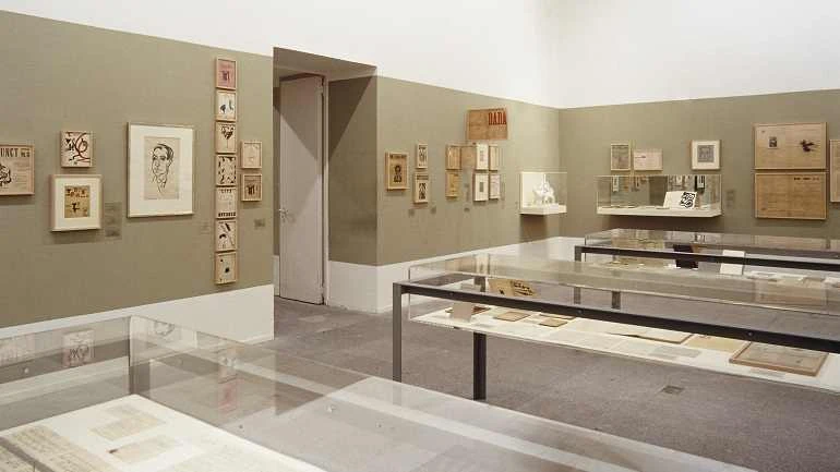 Vista de sala de la exposición Salle XIV. Vicente Huidobro y las artes plásticas