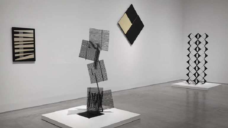 Vista de sala de la exposición. La invención concreta. Colección Patricia Phelps de Cisneros, 2013